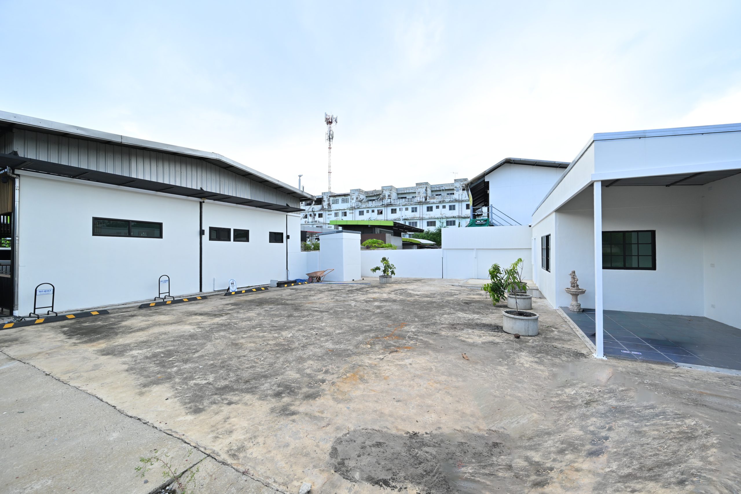 ZONE E ลานจอดรถและอาคาร